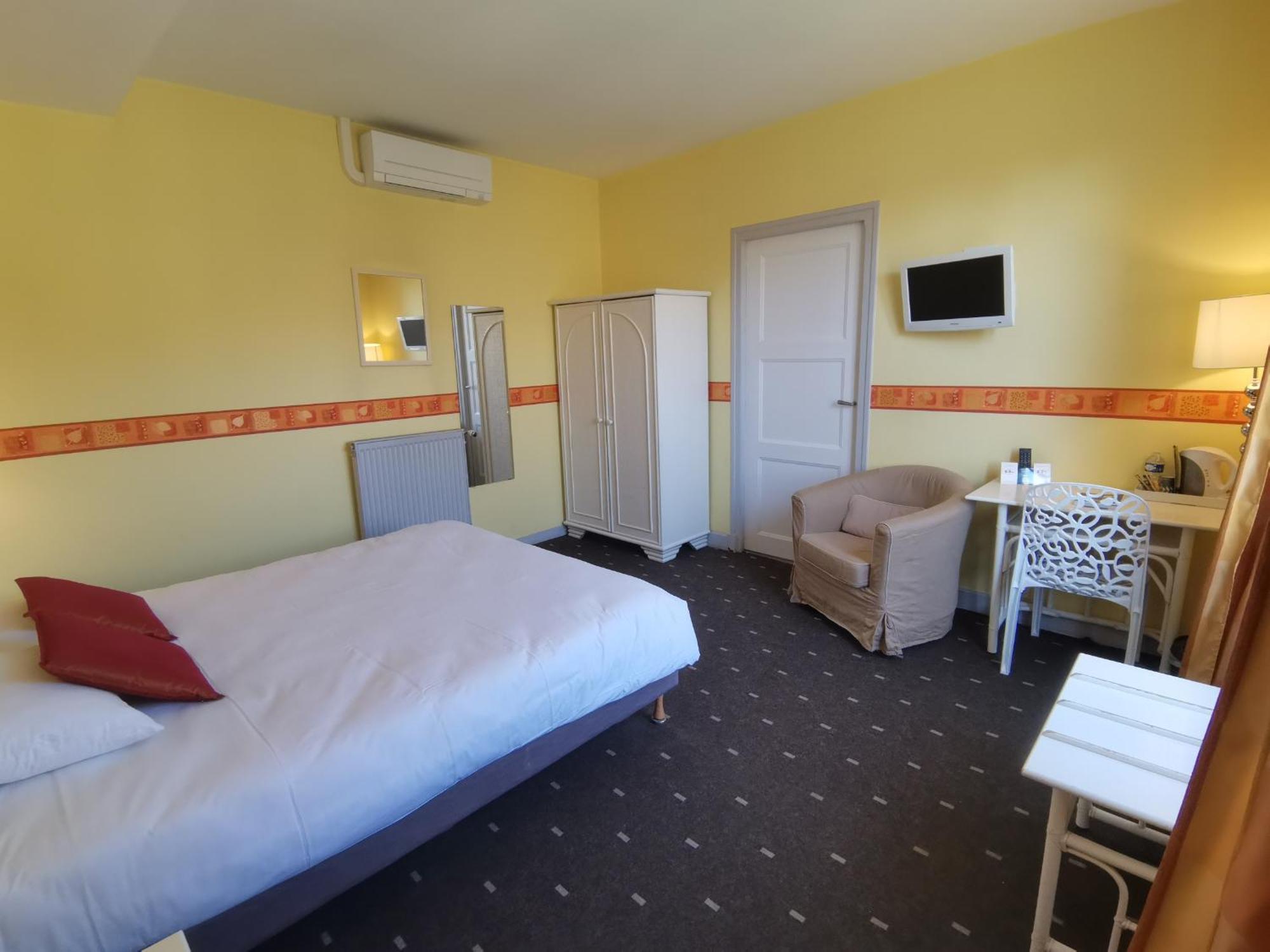 Logis Hotel Le Cerf Briare Exteriör bild