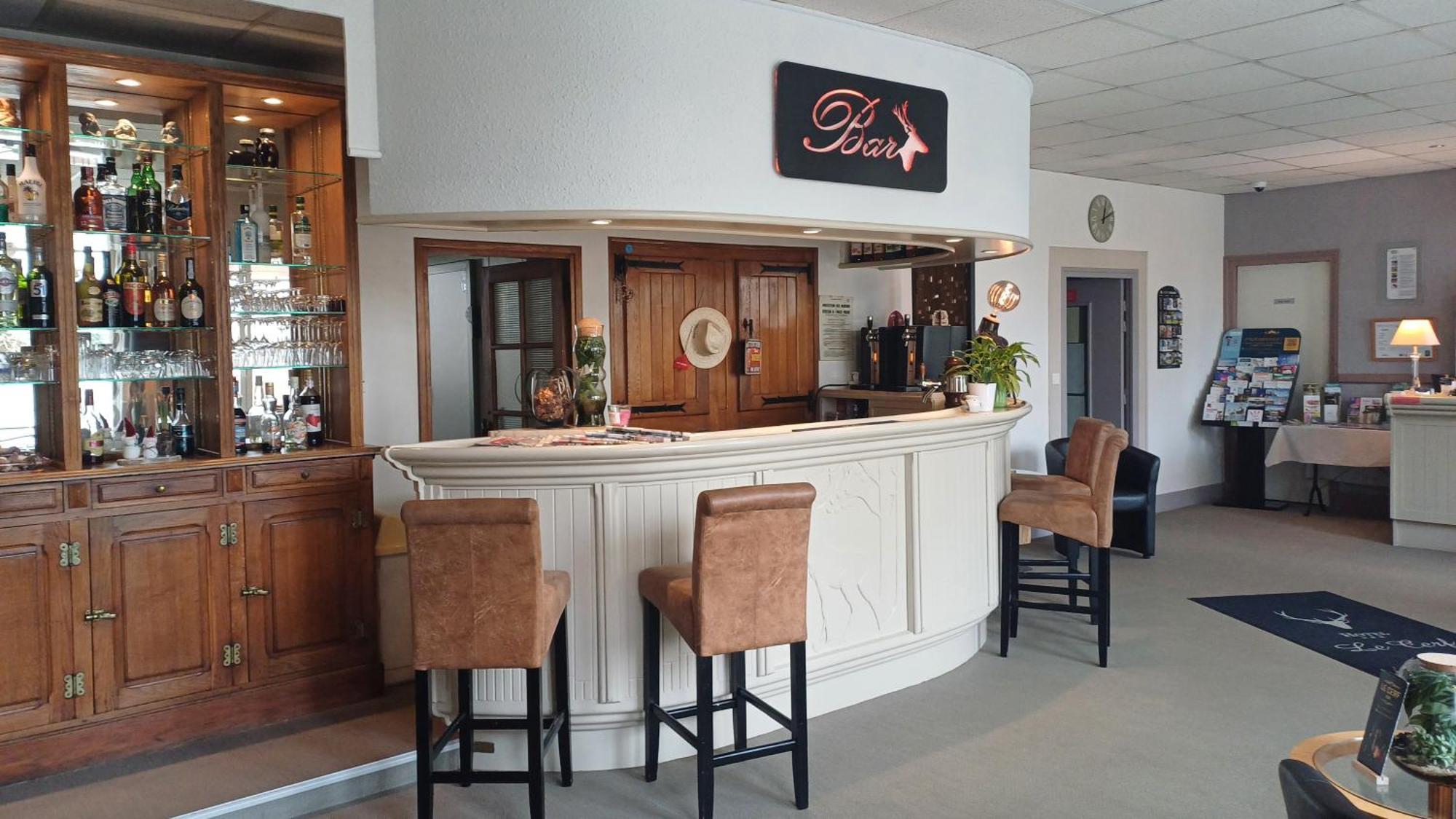 Logis Hotel Le Cerf Briare Exteriör bild